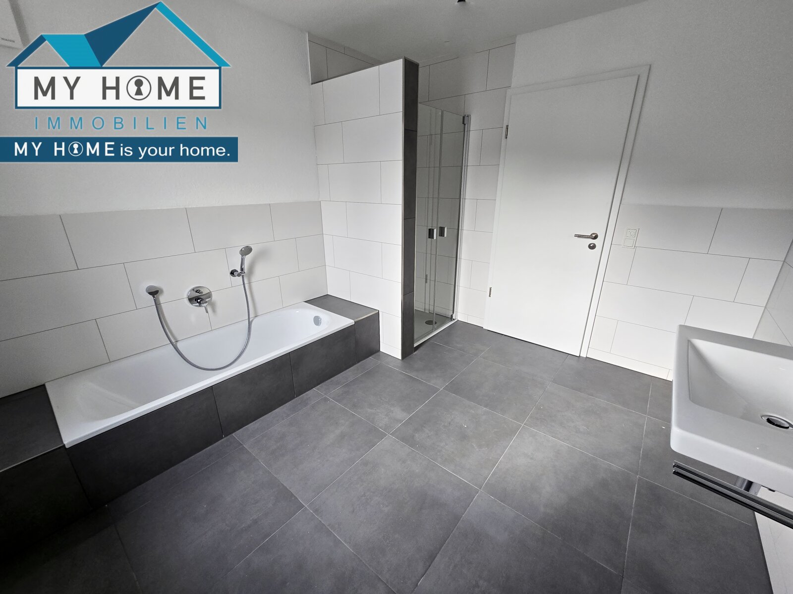 NEU! Zweigeschossige Balkon Whg. im Maisonette Stil * ca. 110 m² * 3 ZKB, Stellplatz