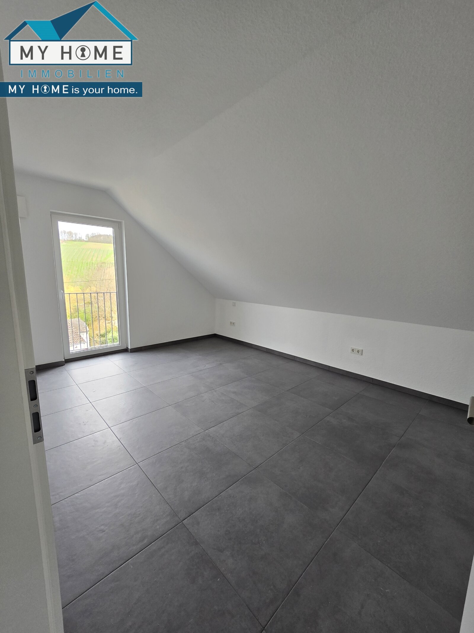 NEU! Zweigeschossige Balkon Whg. im Maisonette Stil * ca. 110 m² * 3 ZKB, Stellplatz