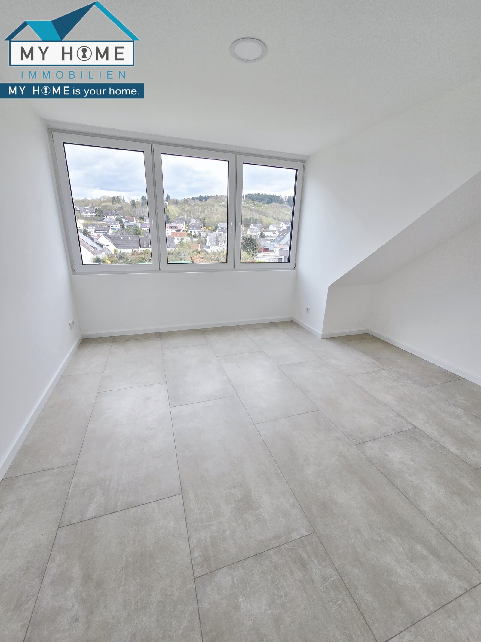 Penthouse Stil: exkl. frisch renov. DG Whg. Konz-Berendsborn, 3 ZKB, EBK, Klima, Stellpl., ca. 81 m²