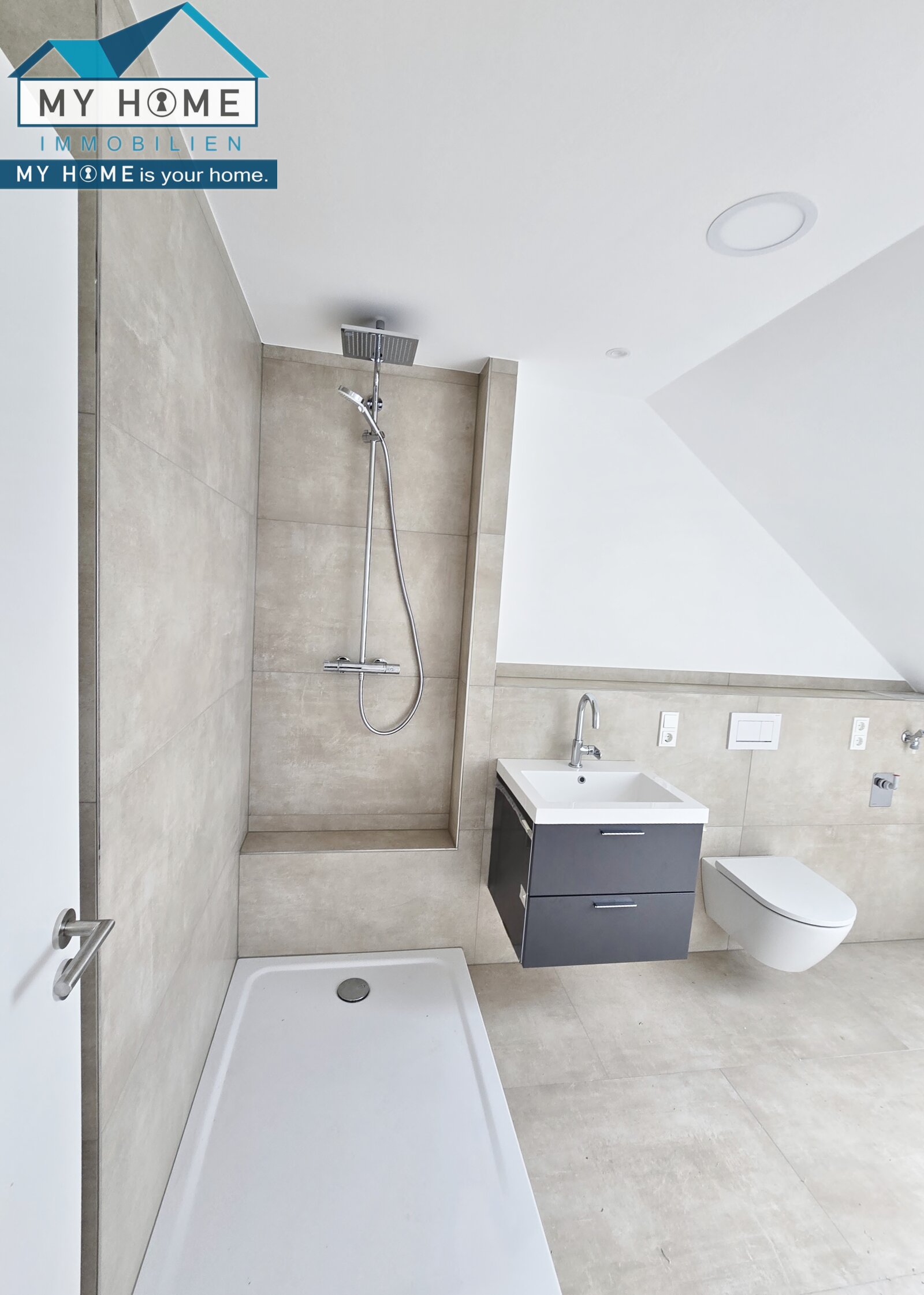 Penthouse Stil: exkl. frisch renov. DG Whg. Konz-Berendsborn, 3 ZKB, EBK, Klima, Stellpl., ca. 81 m²