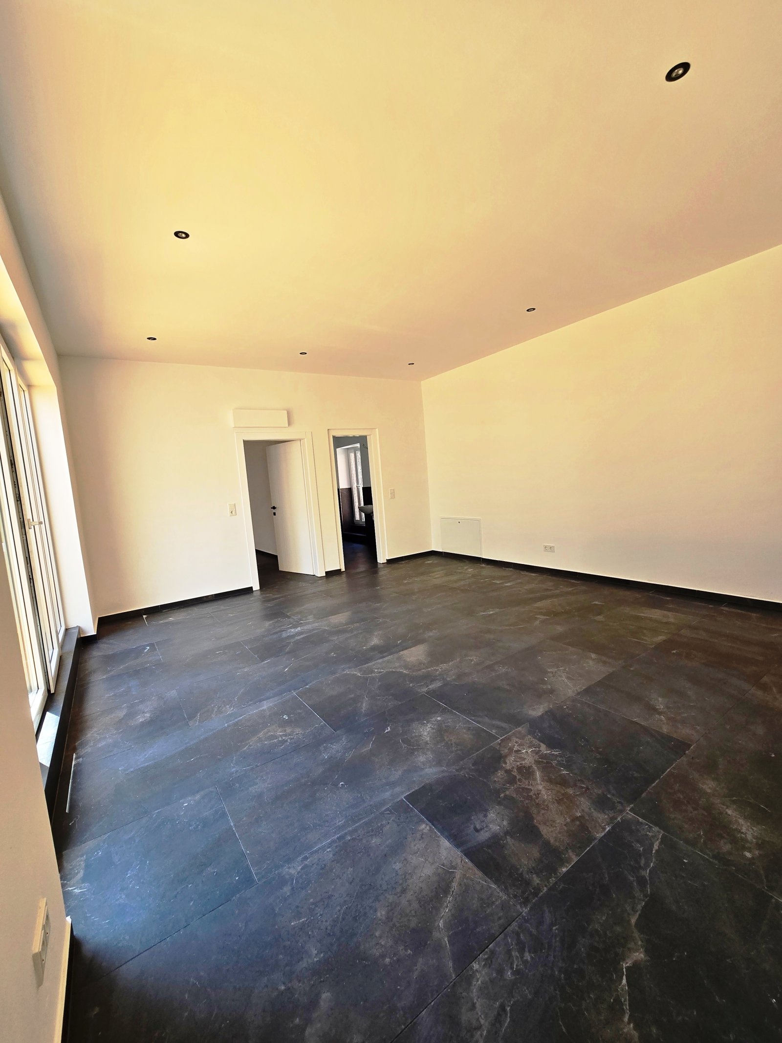 Exklusive 115 m² Dachterrassen Wohnung - 3 ZKB, 40 m² Terrasse - Erstbezug nach Kernsanierung in bester Citylage! 