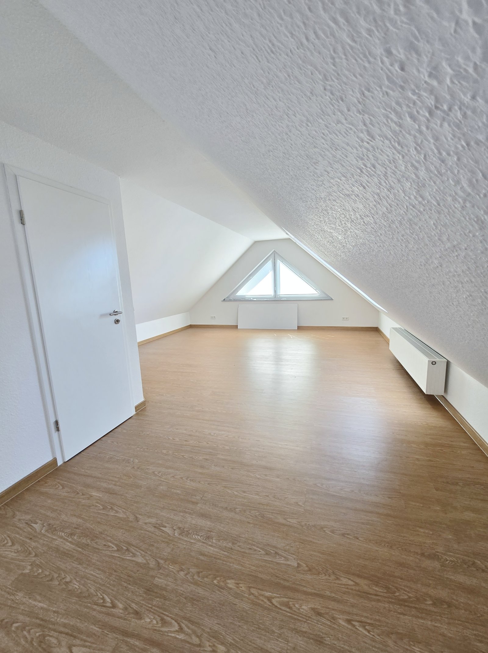 Stilvolles Wohnen auf zwei Ebenen - ca. 130 m² Maisonette Traum in Schweich, incl. EBK, Balkon & Stellplätzen