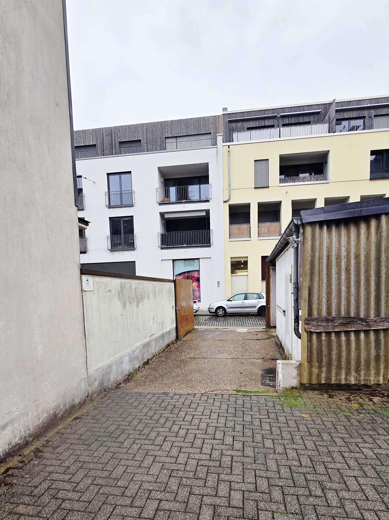 Zentrale Lage trifft modernen Komfort - Newertige 70 m², 2 ZKB, incl. EBK und Stellplatz