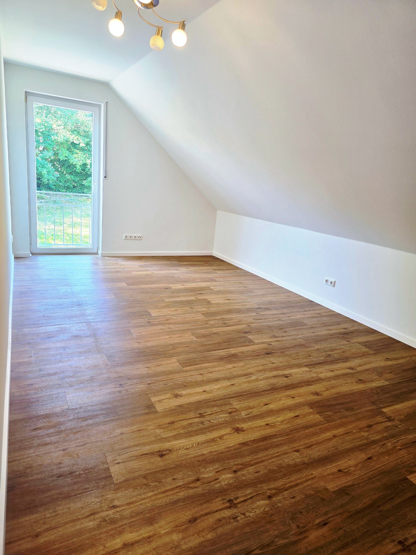 Longuich: Großzügige ca. 90 m² ren. Wohn(t)raum: Weinbergnähe, EBK, Garten und Stellplatz