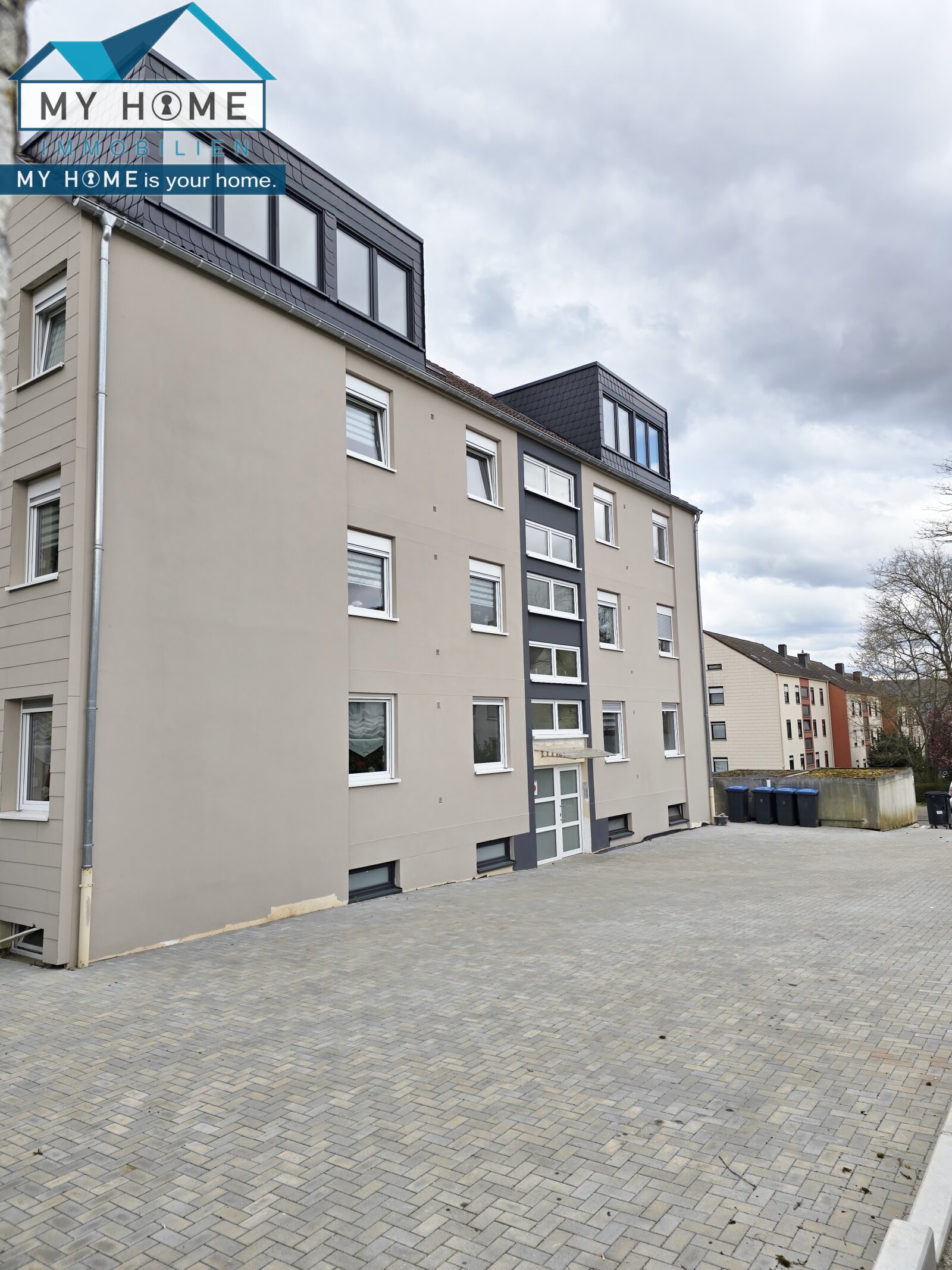  linksseitiger Blick auf renoviertes Haus mit Stellplätzen