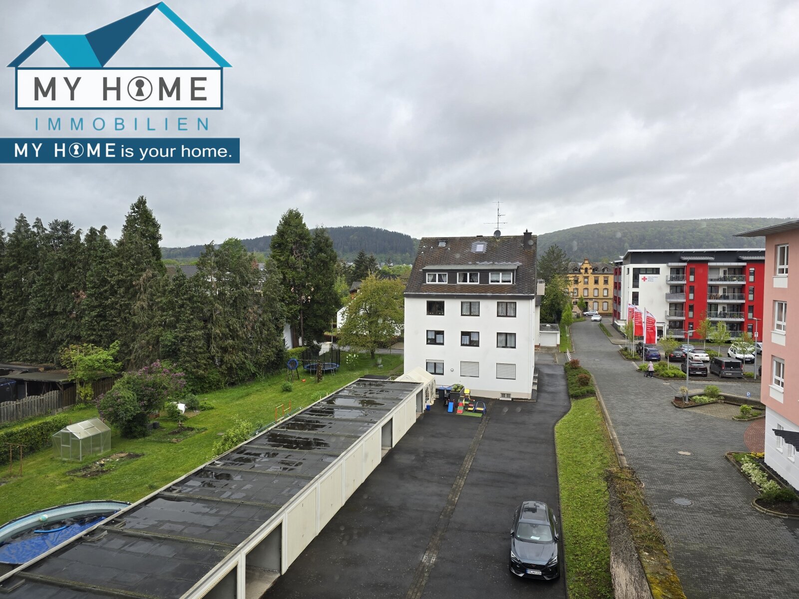  Blick zu Garagen/Stellplätzen