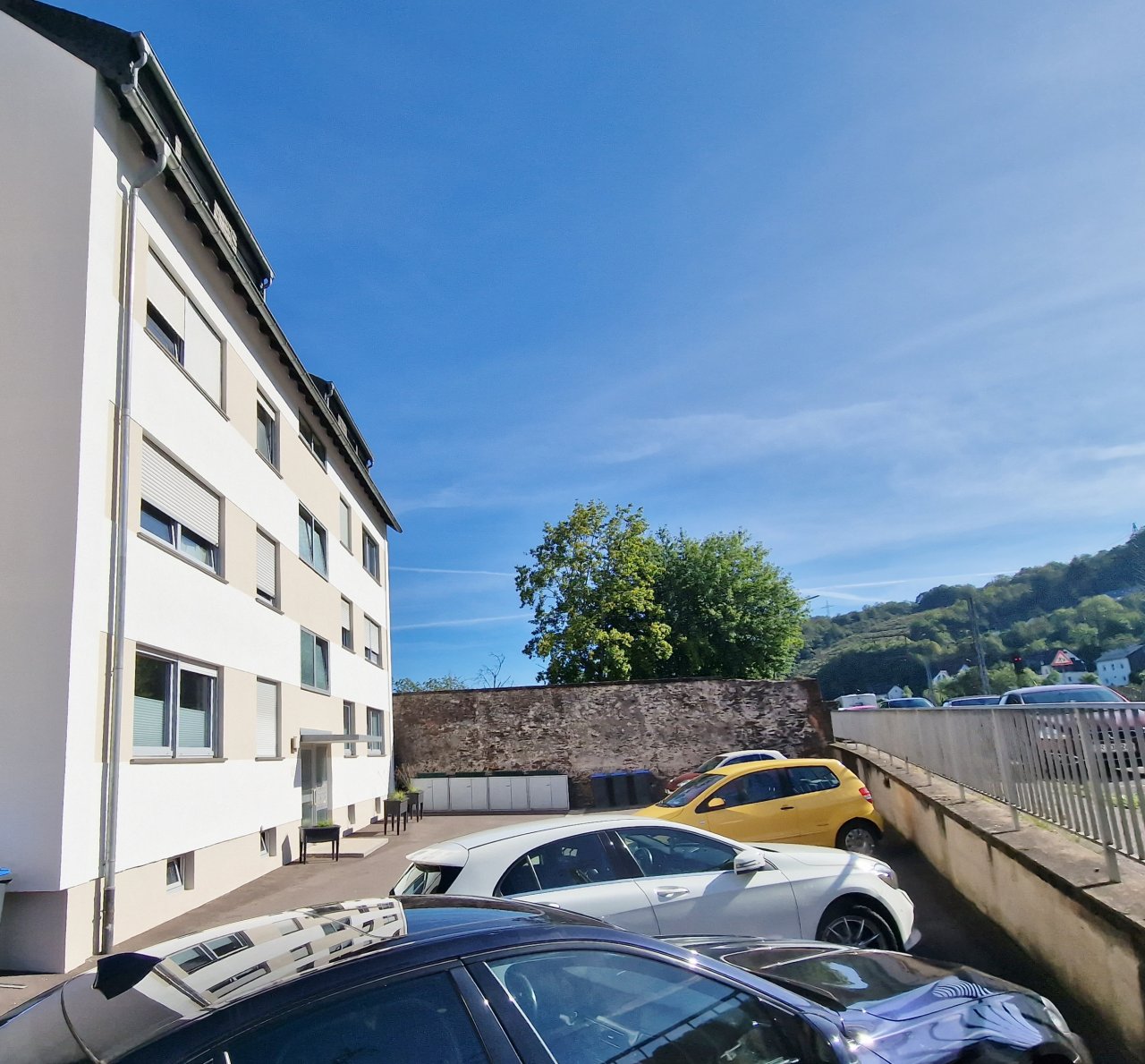  Haus von links incl. kostenloser Parkplätze vor Haus