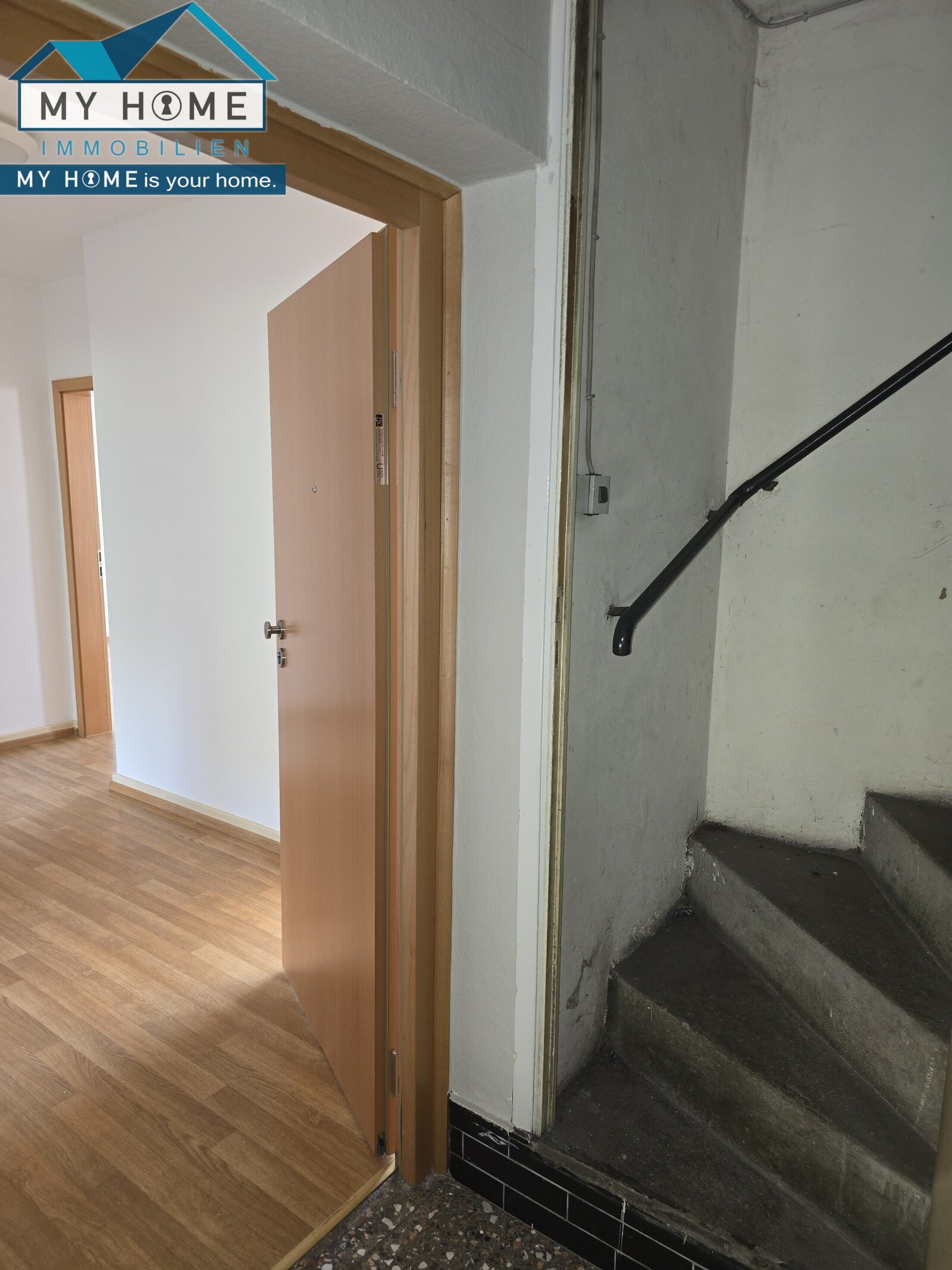  Wohnungseingangstür und Speicher Treppenaufgang