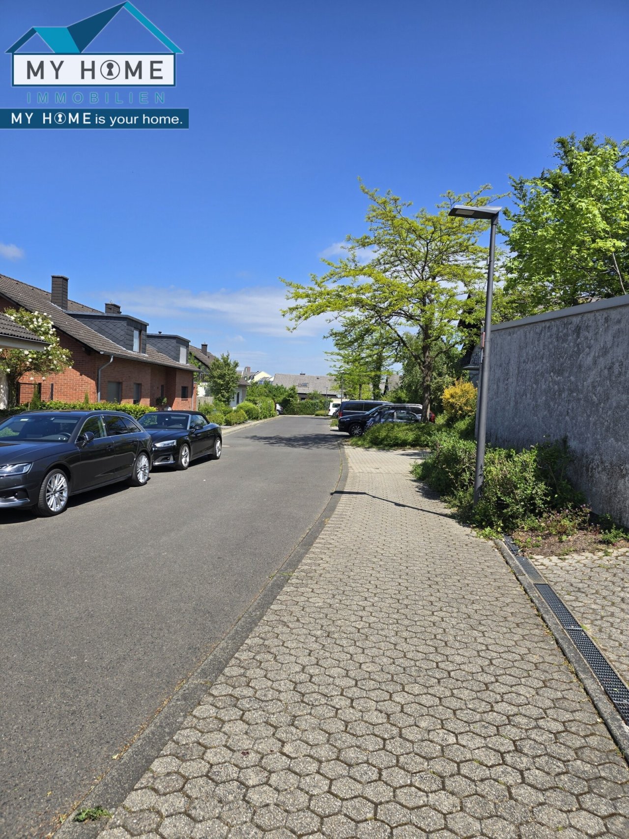 Straße zu den Garagen rechts oben Straße zu den Garagen rechts oben