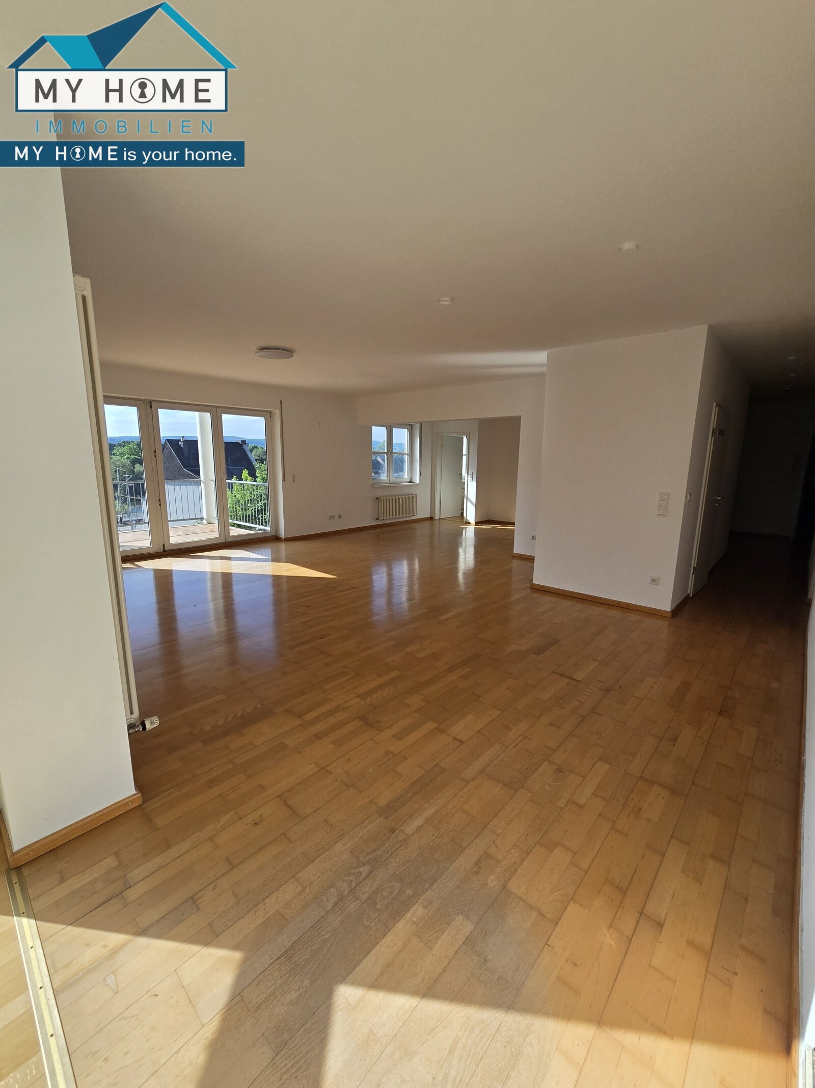 großes WZ mit Zugang Balkon großes WZ mit Zugang Balkon