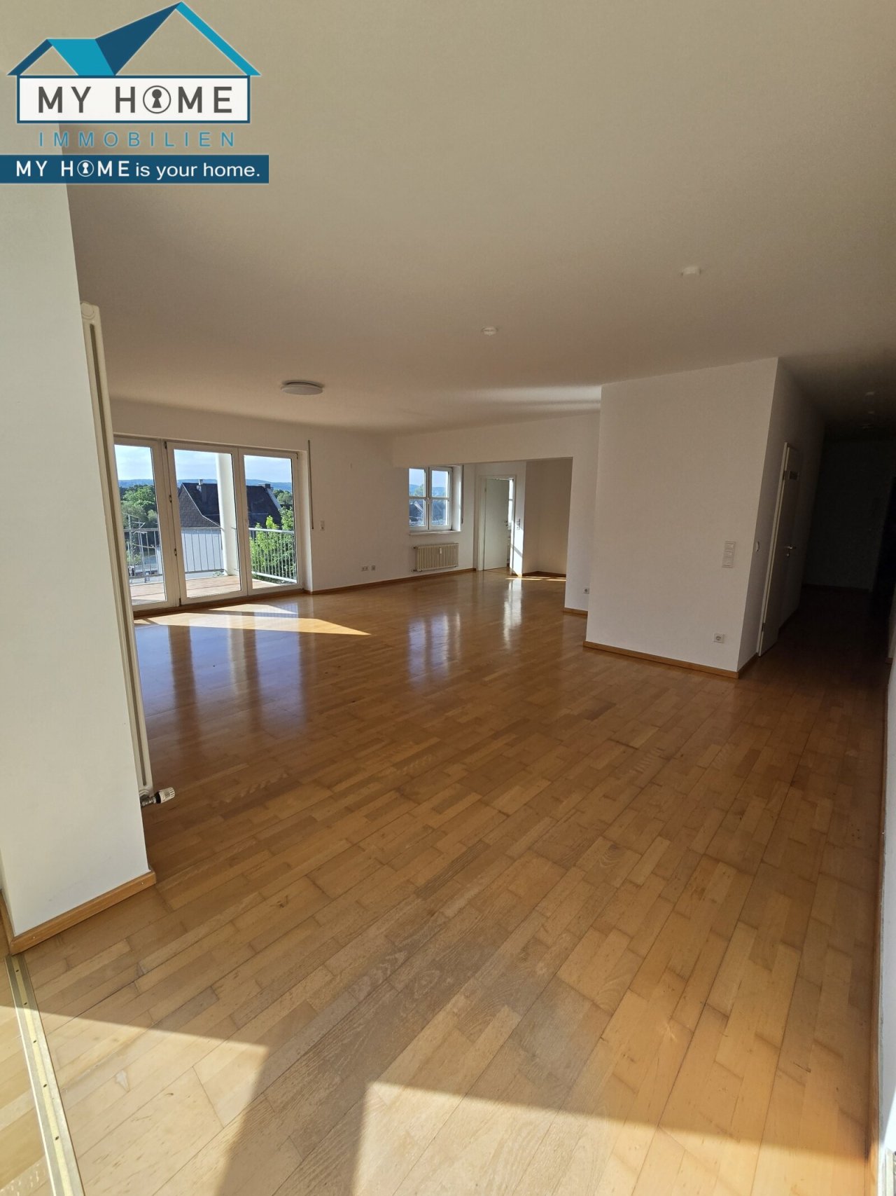 großes WZ mit Zugang Balkon großes WZ mit Zugang Balkon