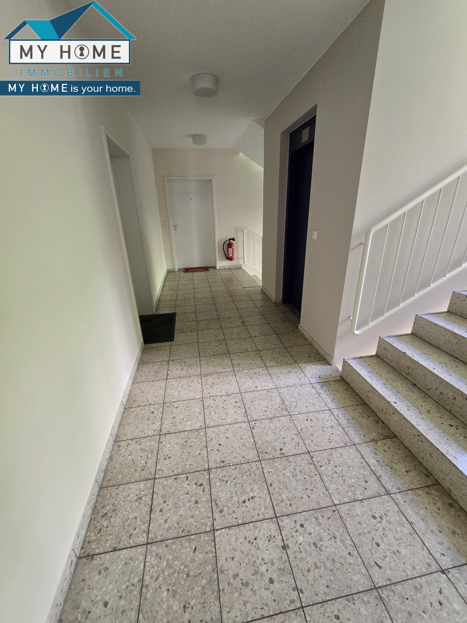 1. Etage Blick aus Wohnungstür zu Aufzug und Treppe 1. Etage Blick aus Wohnungstür zu Aufzug und Treppe