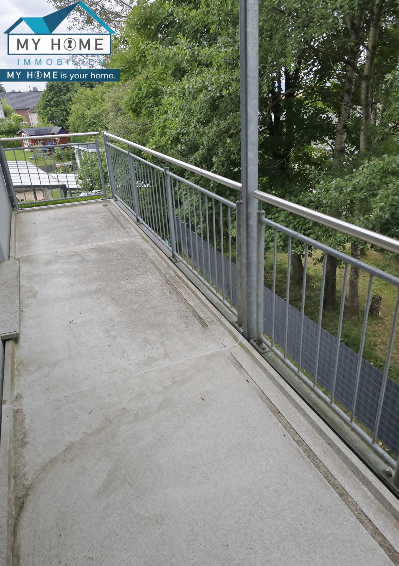 großer Balkon mit Blick ins Grüne großer Balkon mit Blick ins Grüne