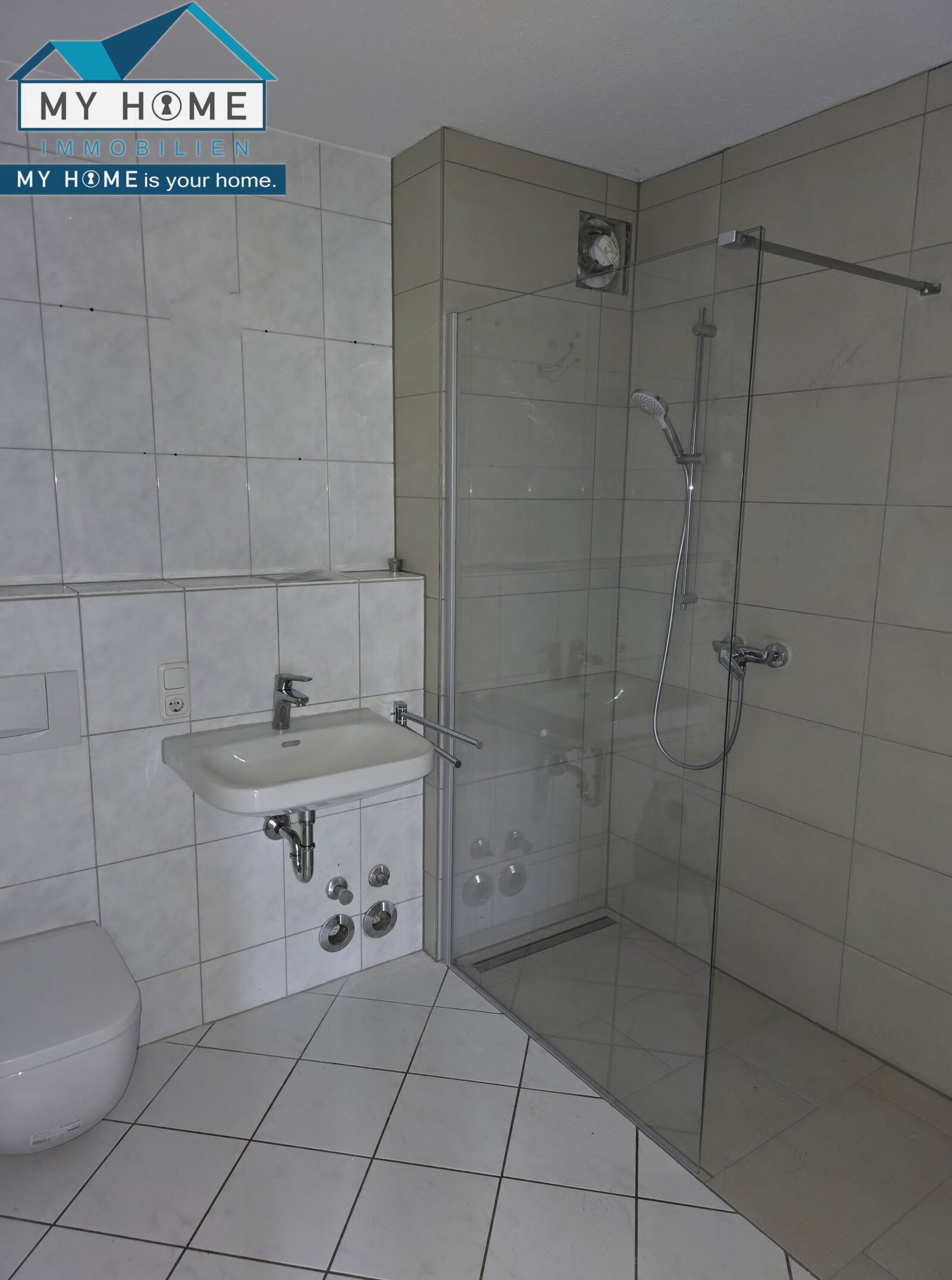 Bad mit neuer bodengleicher, begehbarer Dusche Bad mit neuer bodengleicher, begehbarer Dusche