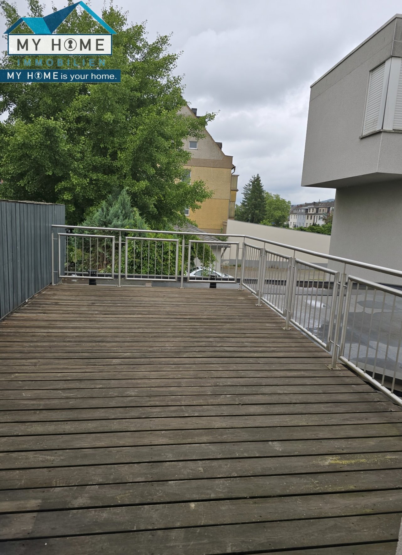 großer Balkon in ruhigen Innenbereich großer Balkon in ruhigen Innenbereich
