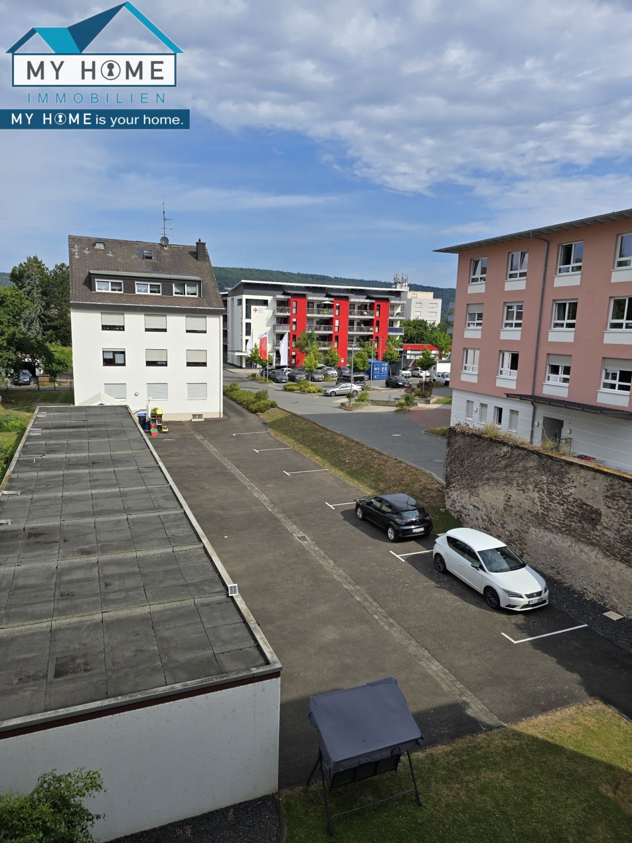  rückwärtiger Blick auf Garagen und Stellpl. 