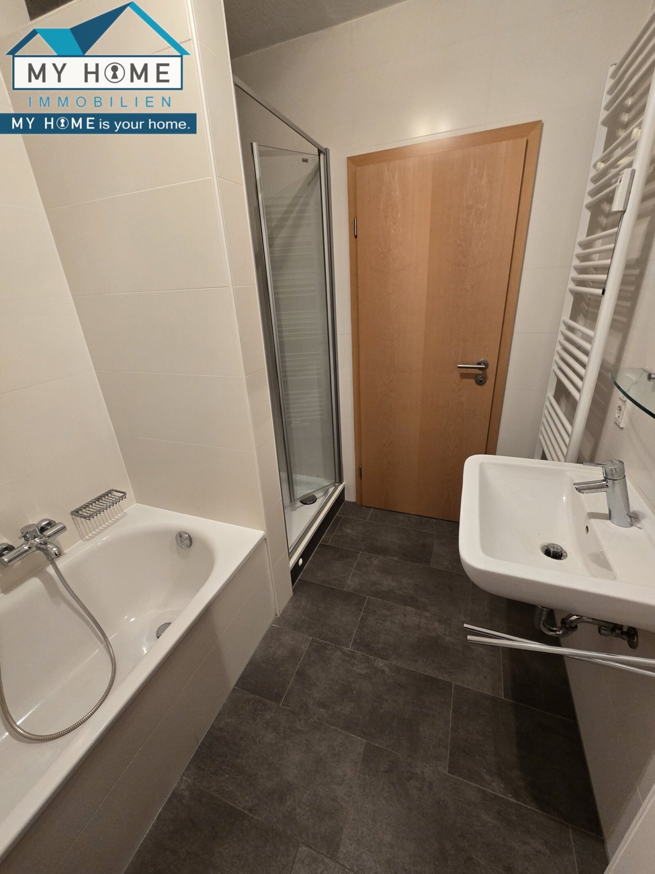 modernes Bad mit Dusche & Wanne