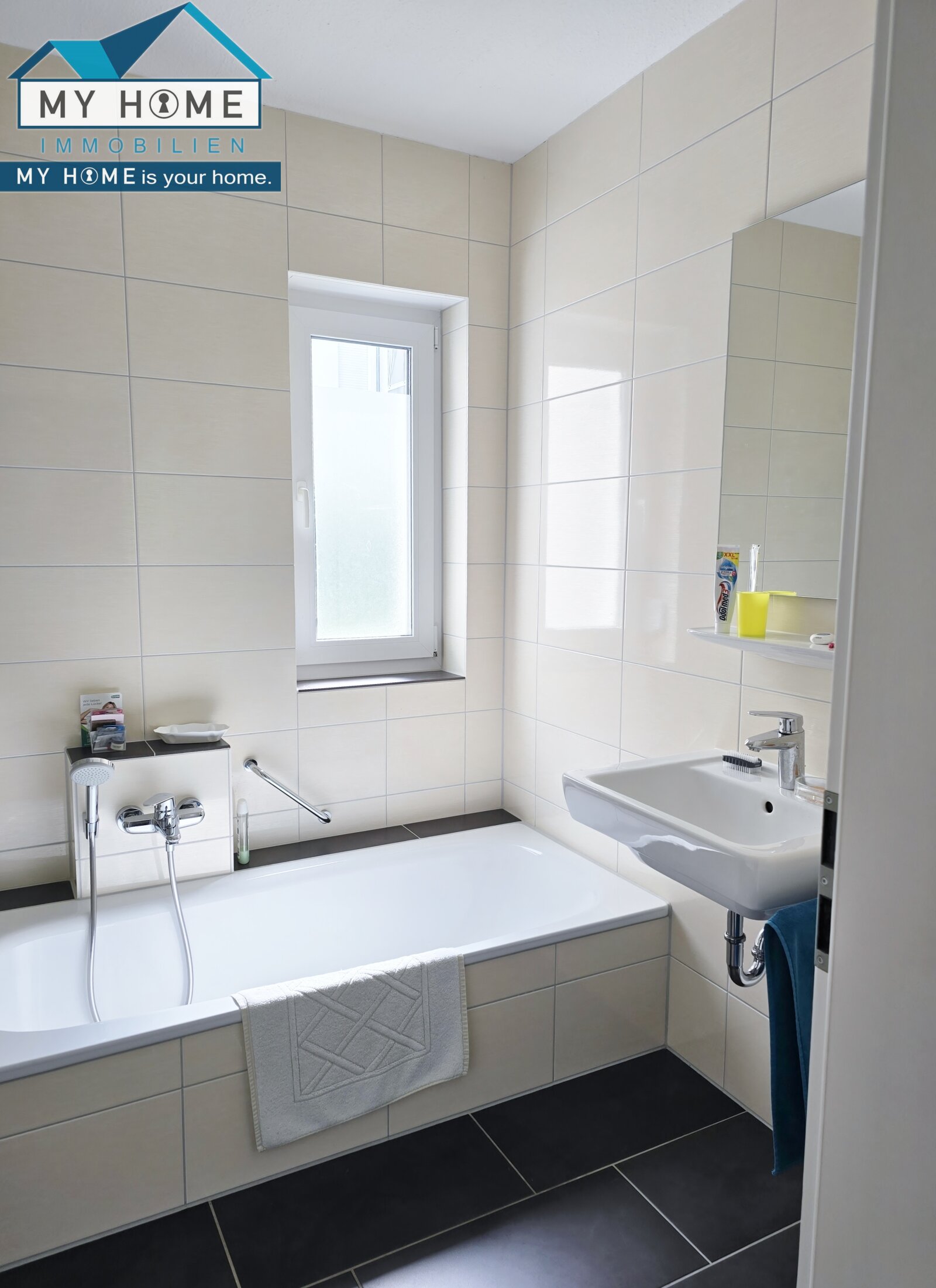 Hauptbad mit Wanne & Dusche Hauptbad mit Wanne & Dusche