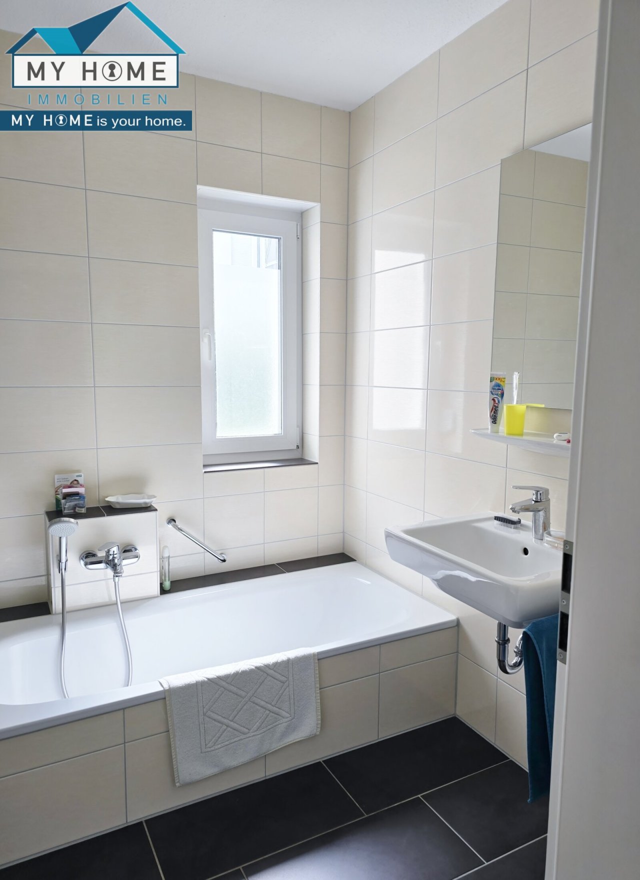  Hauptbad mit Wanne & Dusche