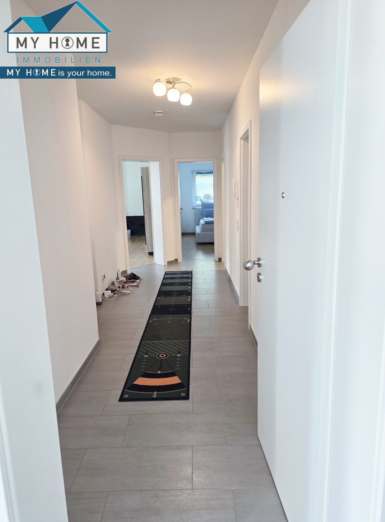  Blick in Wohnung / Diele