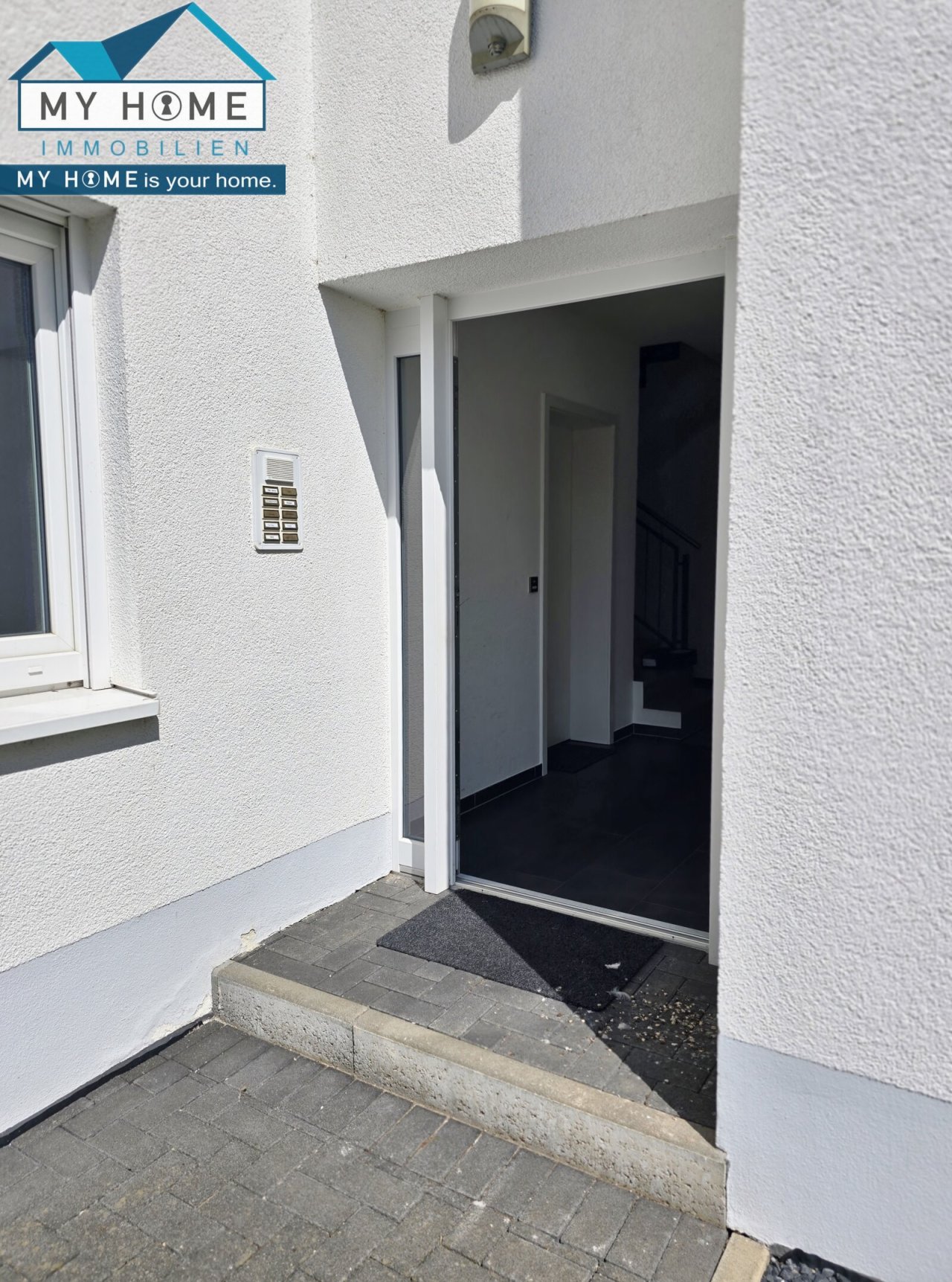  Hauseingang, Wohnung 1. Tür links