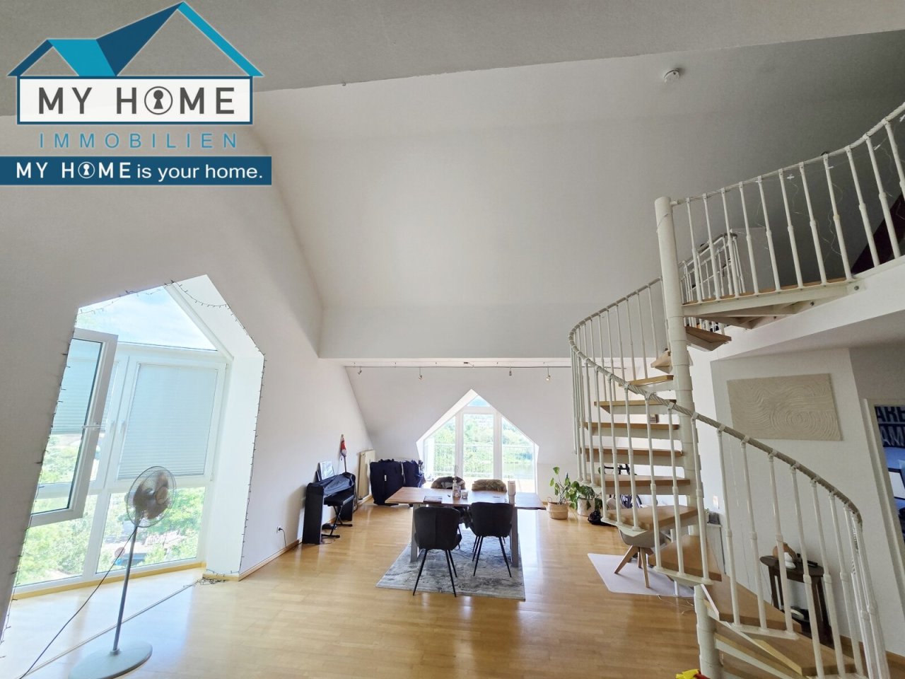 Essen und Treppe in Maisonette Bereich Essen und Treppe in Maisonette Bereich