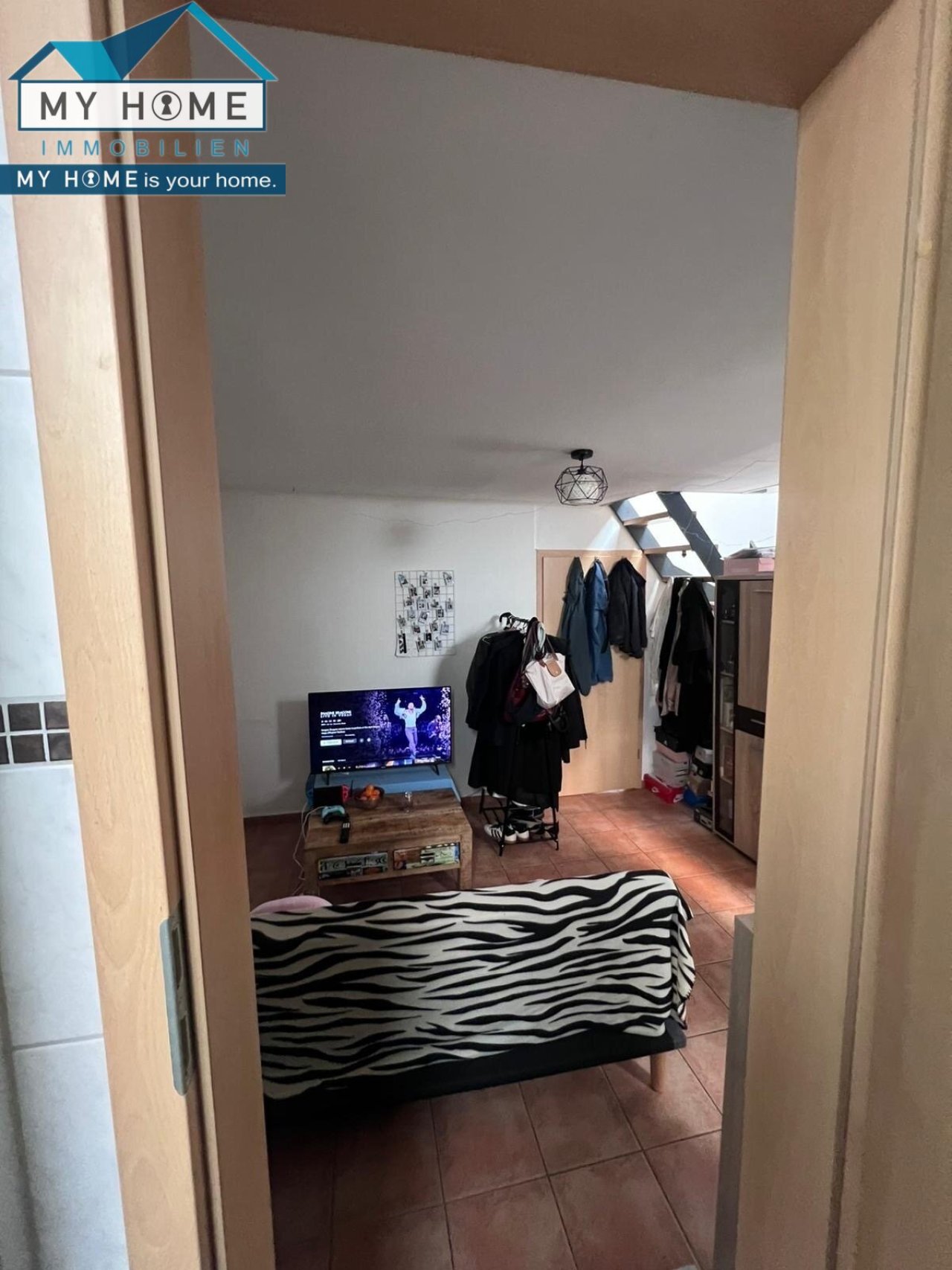 Wohnzimmer mit Blick aus Badezimmer