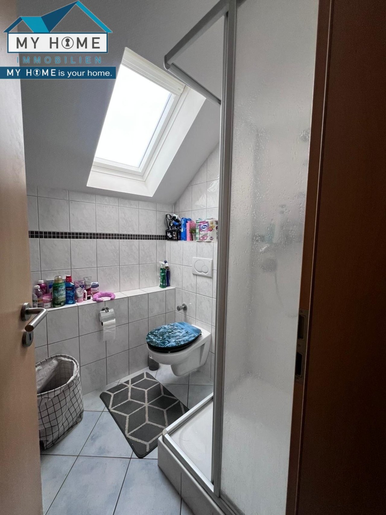 Badezimmer mit Dusche 