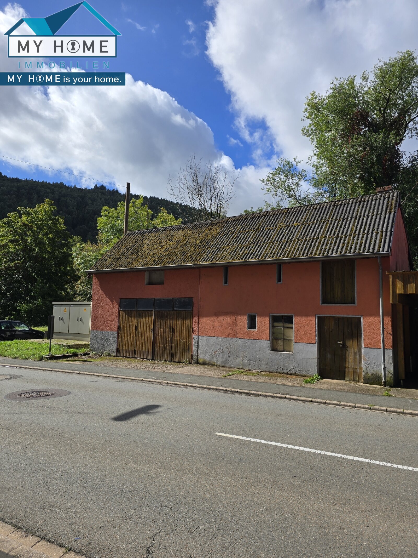 Gebäude gegenüber Haupthaus Garage/Stall etc. Gebäude gegenüber Haupthaus Garage/Stall etc.