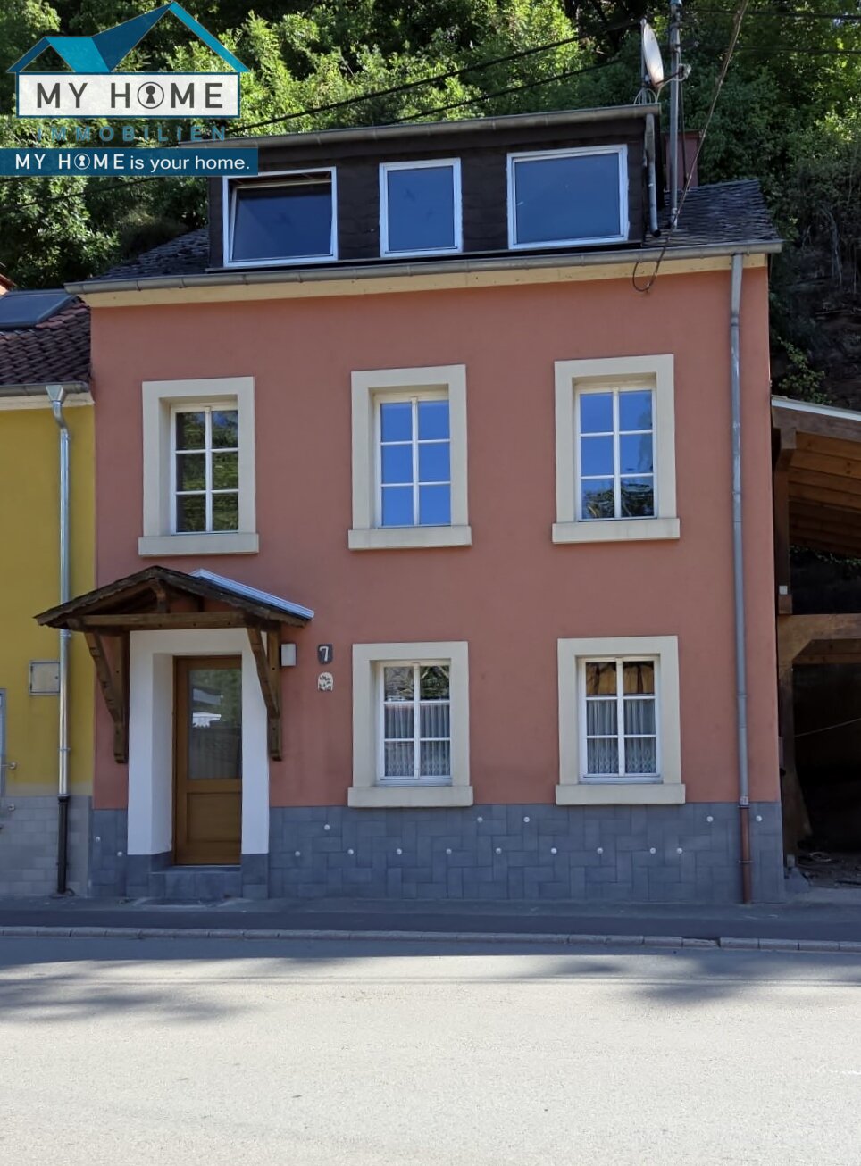 Haus Front mit Eingang Haus Front mit Eingang