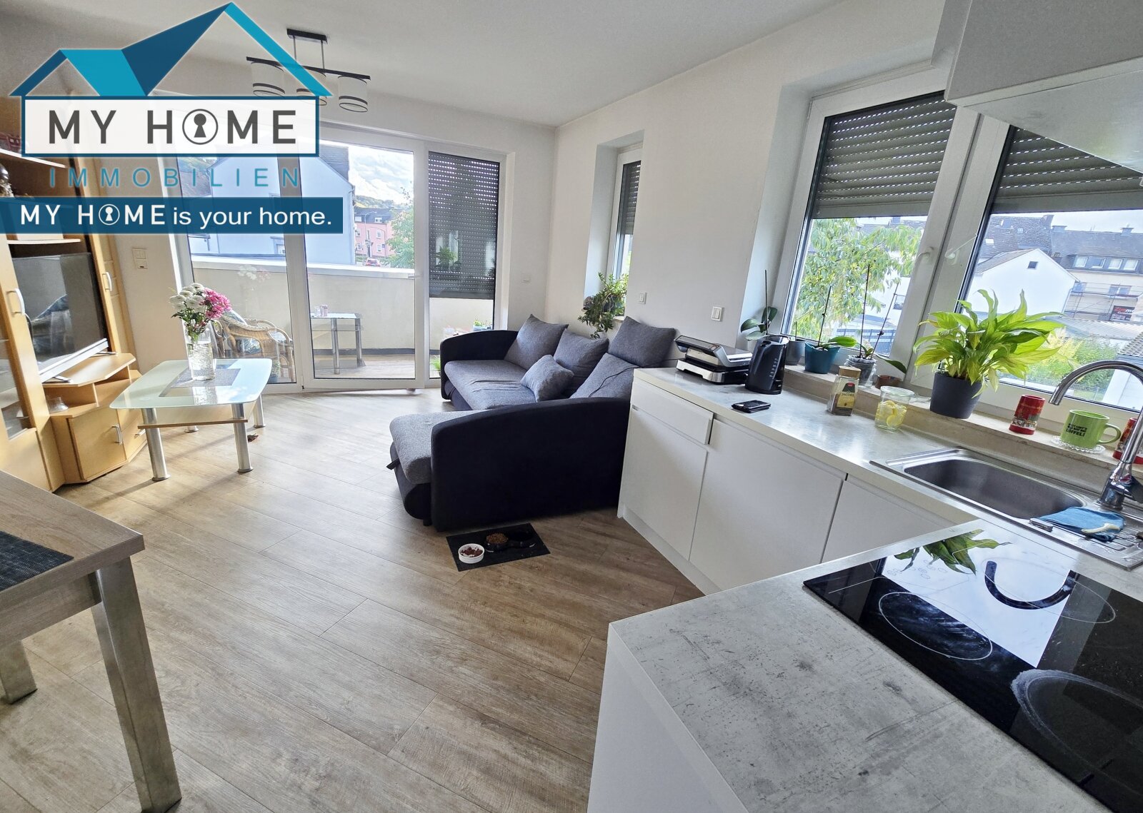 Wohnzimmer mit Blick zum Balkon Wohnzimmer mit Blick zum Balkon