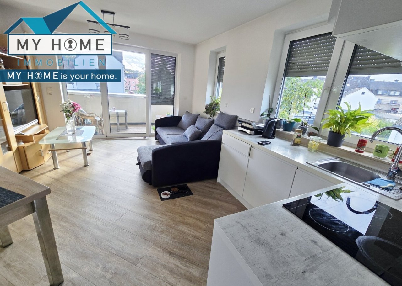  Wohnzimmer mit Blick zum Balkon