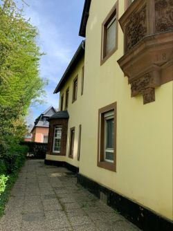 linke Seite Villa Zugang zur hinteren Wohnung linke Seite Villa Zugang zur hinteren Wohnung