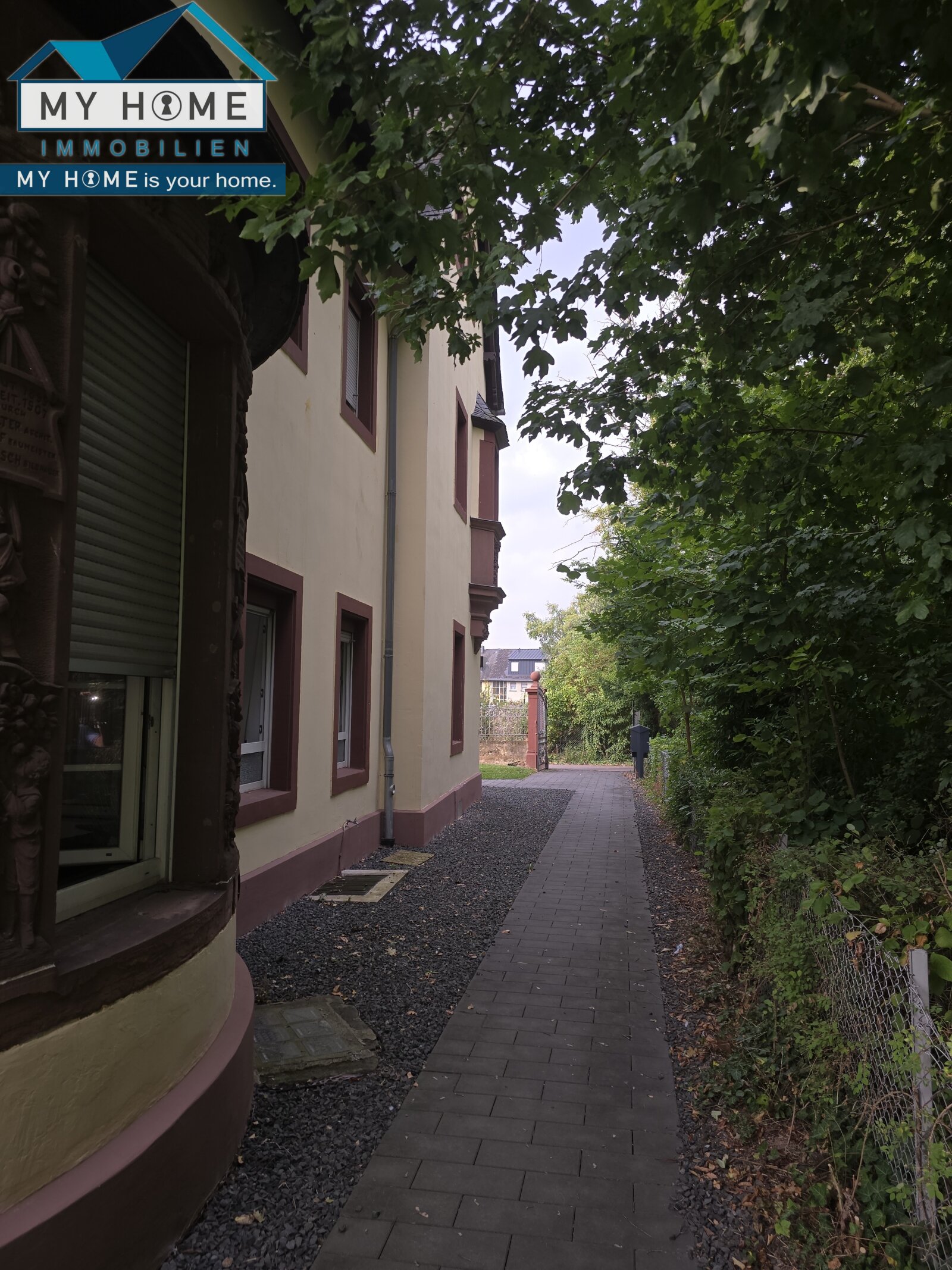 Blick vn Wohnung auf Straße  Blick vn Wohnung auf Straße