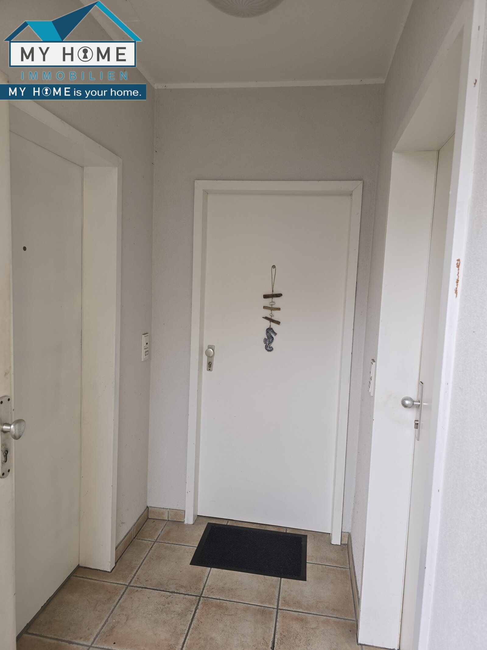 Hausflur, geradeaus Wohnungseingangstür  Hausflur, geradeaus Wohnungseingangstür