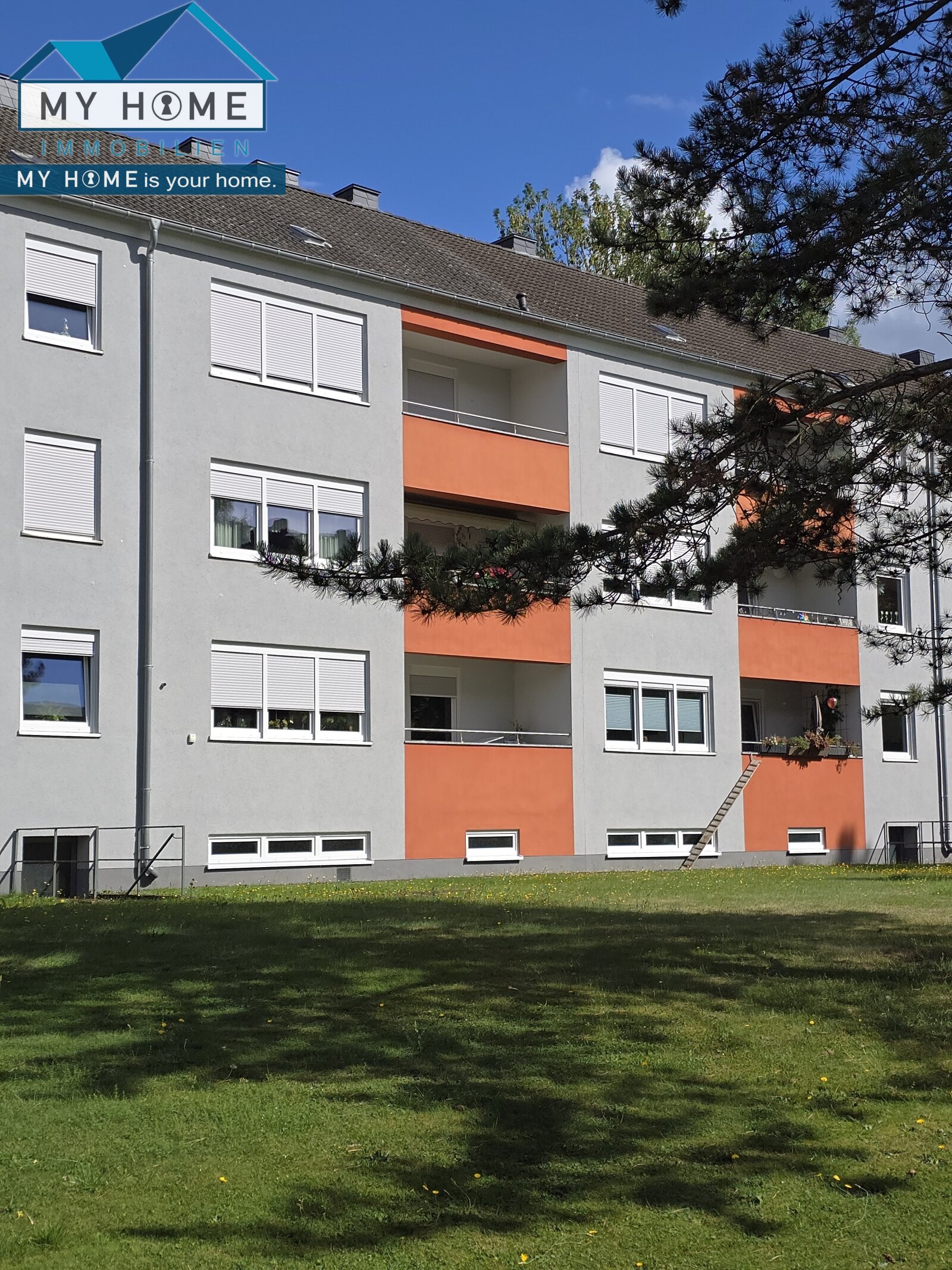Rückansicht mit linker oberer Balkon Rückansicht mit linker oberer Balkon