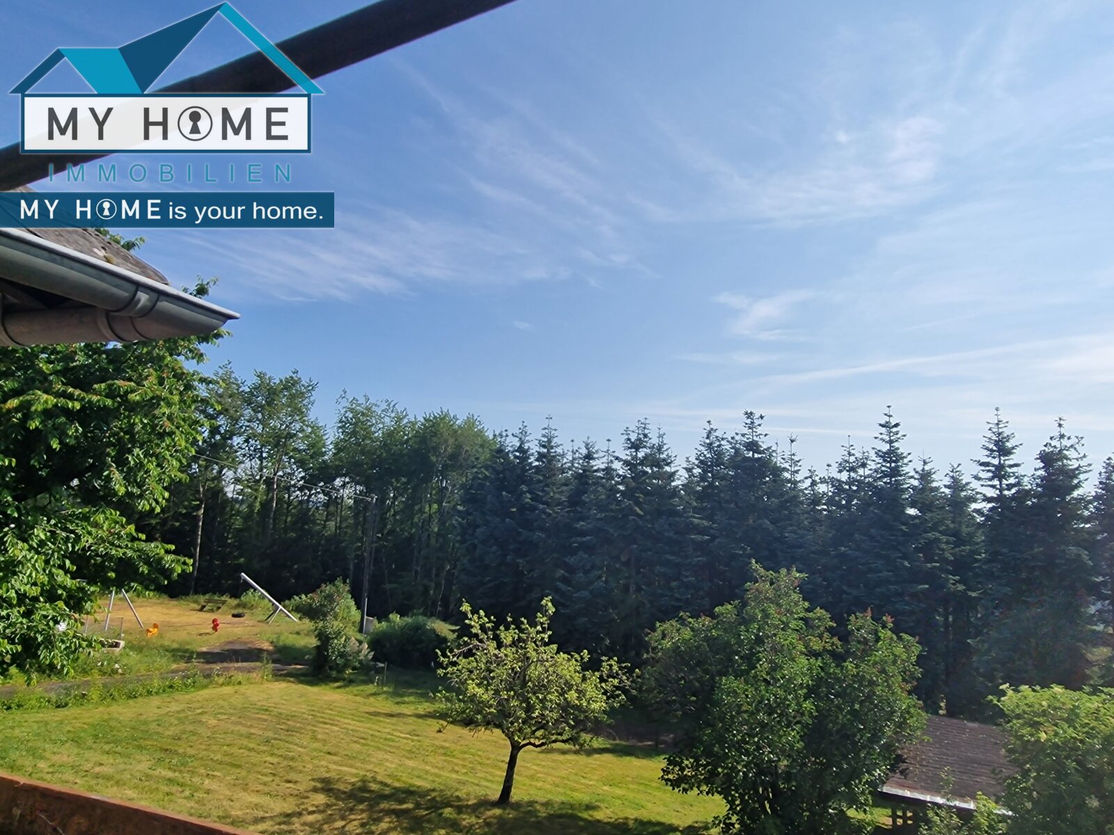 Blick von Terrasse in bewaldedes Naturschutzgebiet  Blick von Terrasse in bewaldedes Naturschutzgebiet