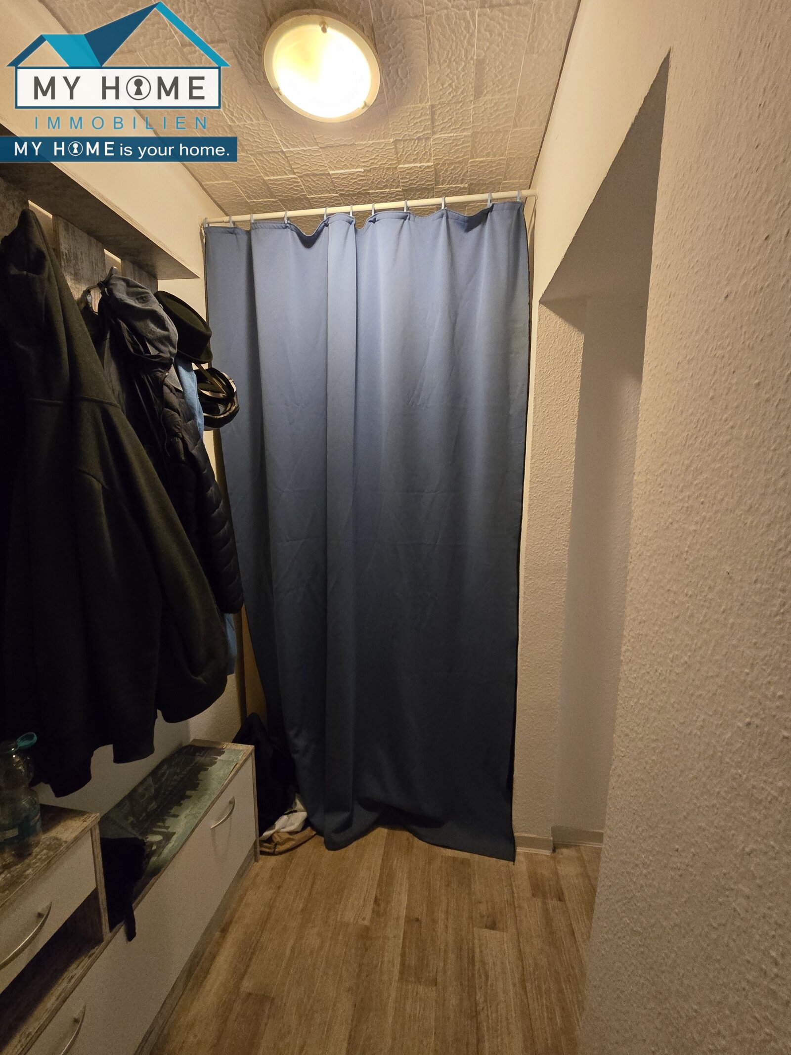 Eingang Garderobe, rechts Küche  Eingang Garderobe, rechts Küche