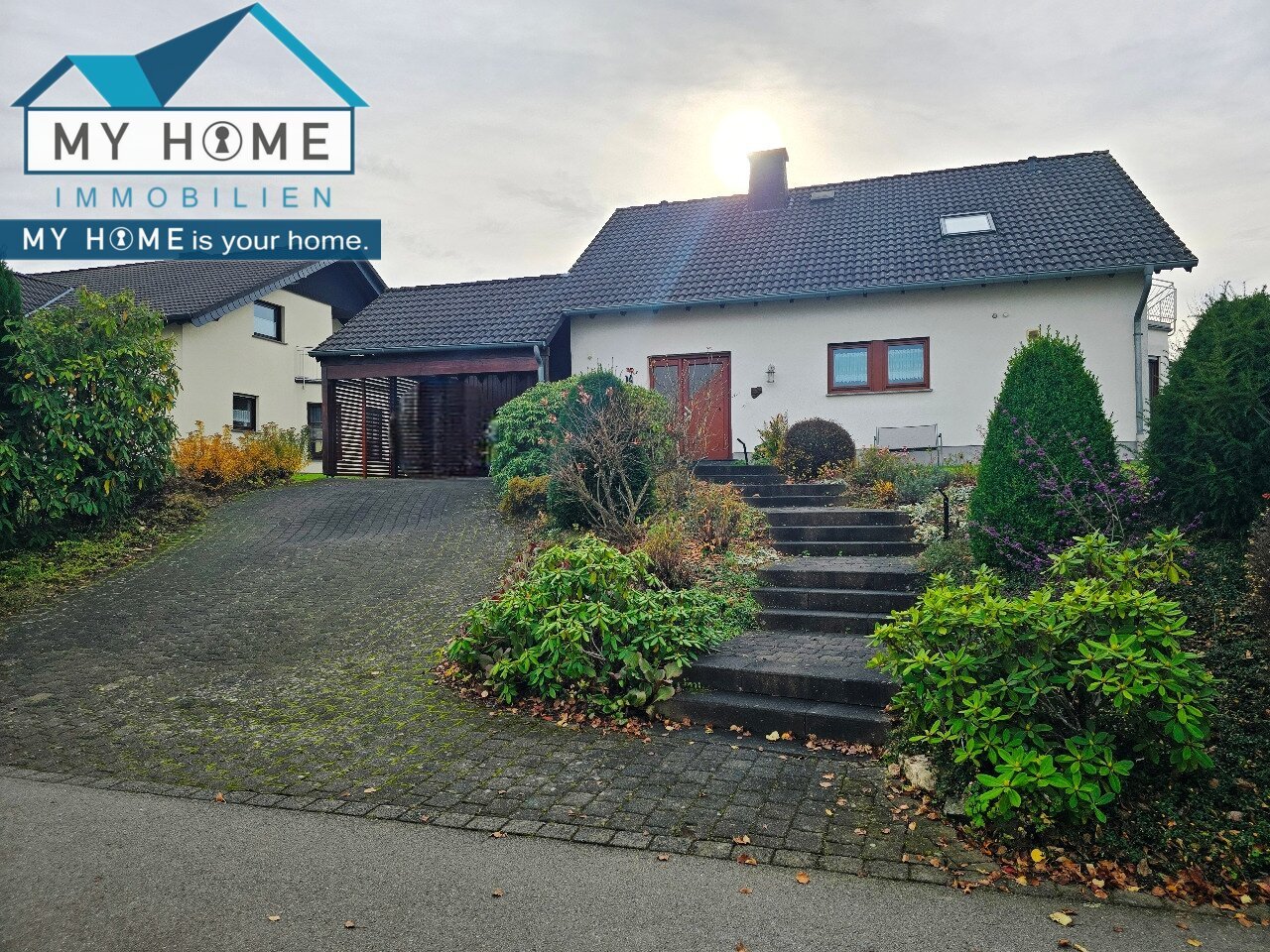 Blick von Straße auf Haus / Carport