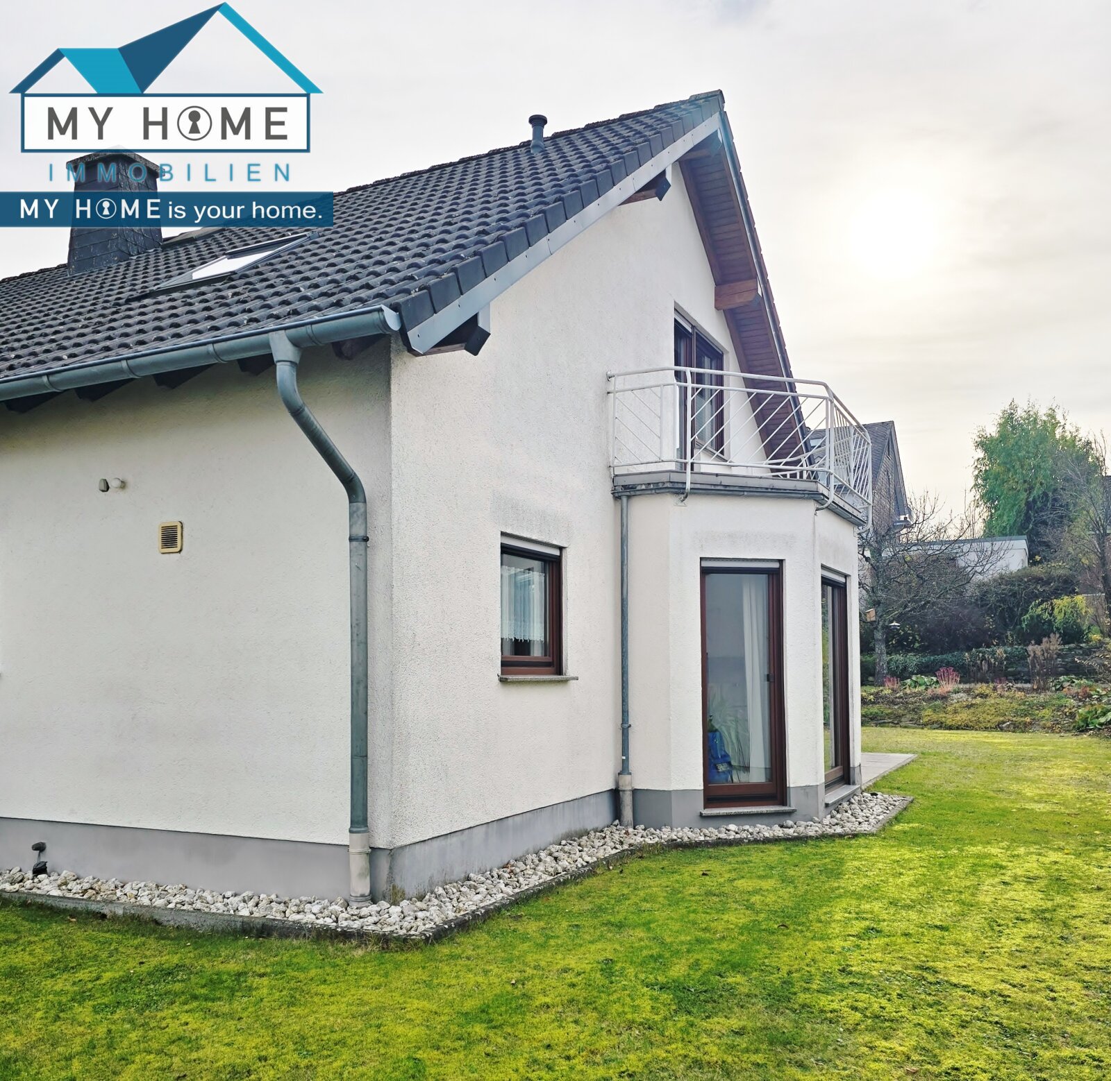  rechte Hausseite mit Erker und Blick zum großen Garten