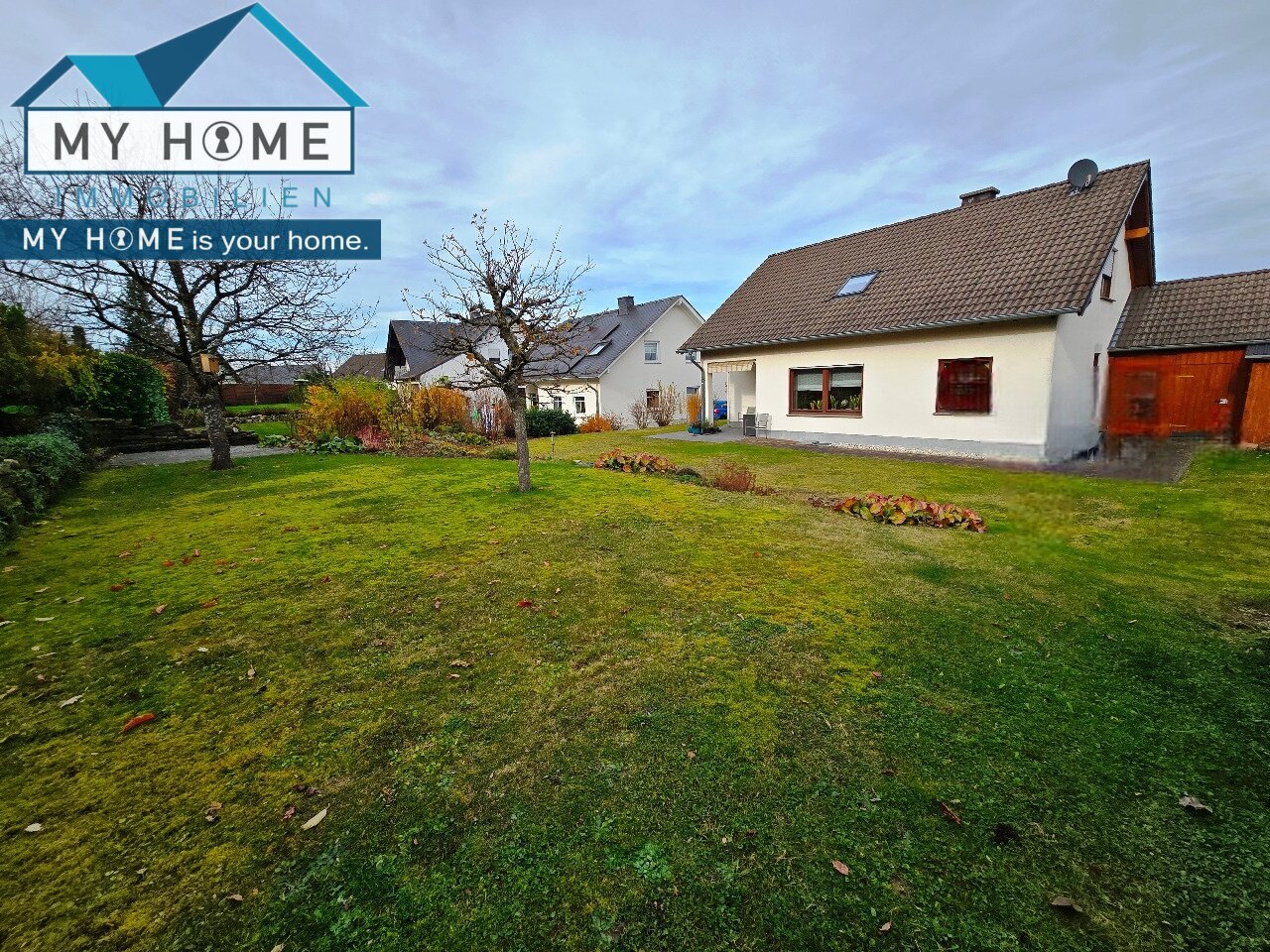 Rückseite des Hauses mit weitläufigem Garten