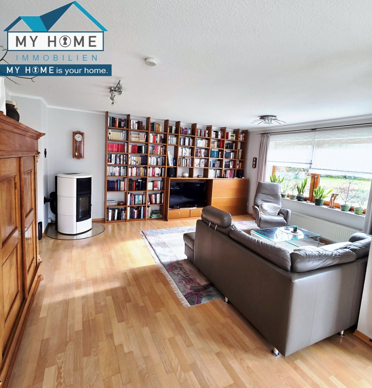  offenes, lichthelles Wohnzimmer mit Pellet Kamin Ofen 