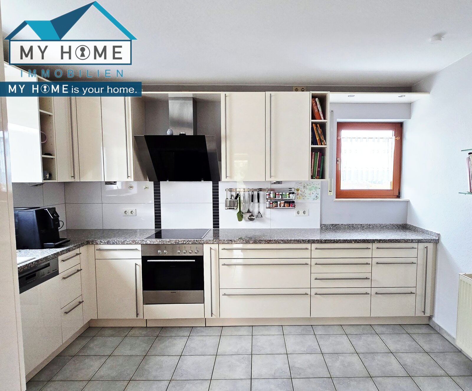  Blick von Wohnzimmer auf Küchenrückwand