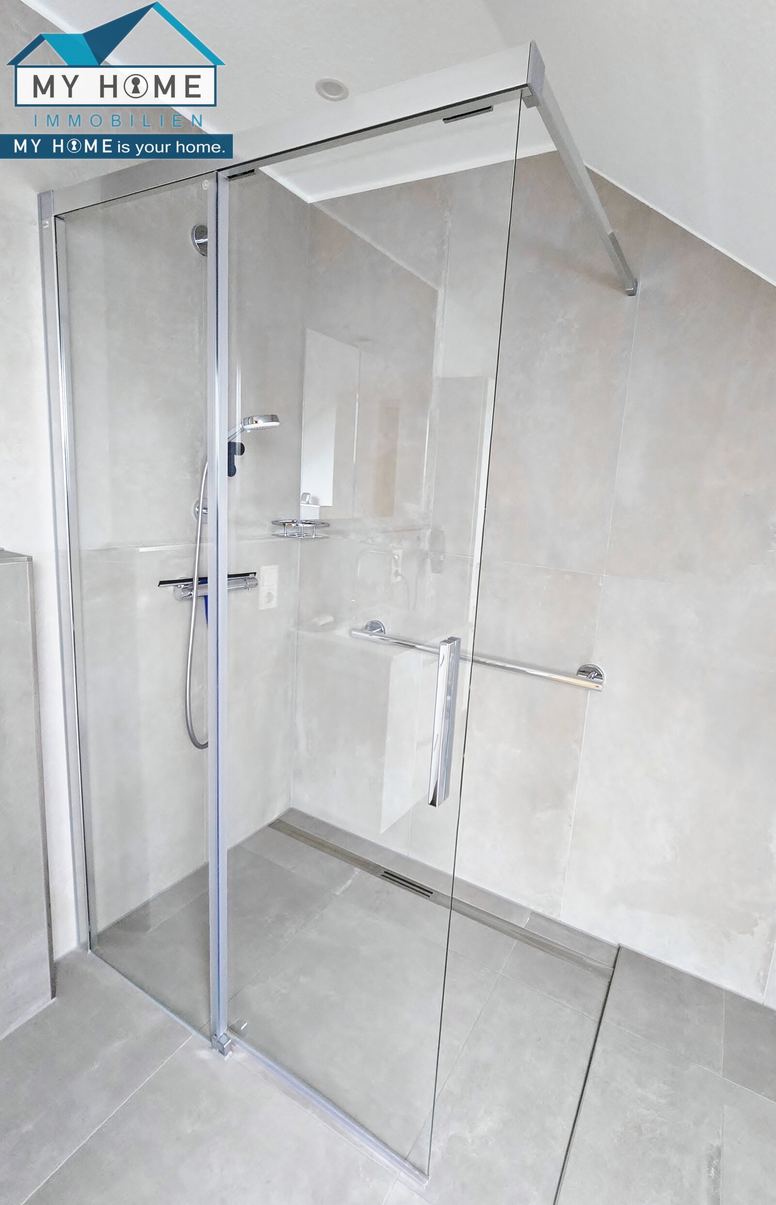  aufwendige Glasdusche bodengleich