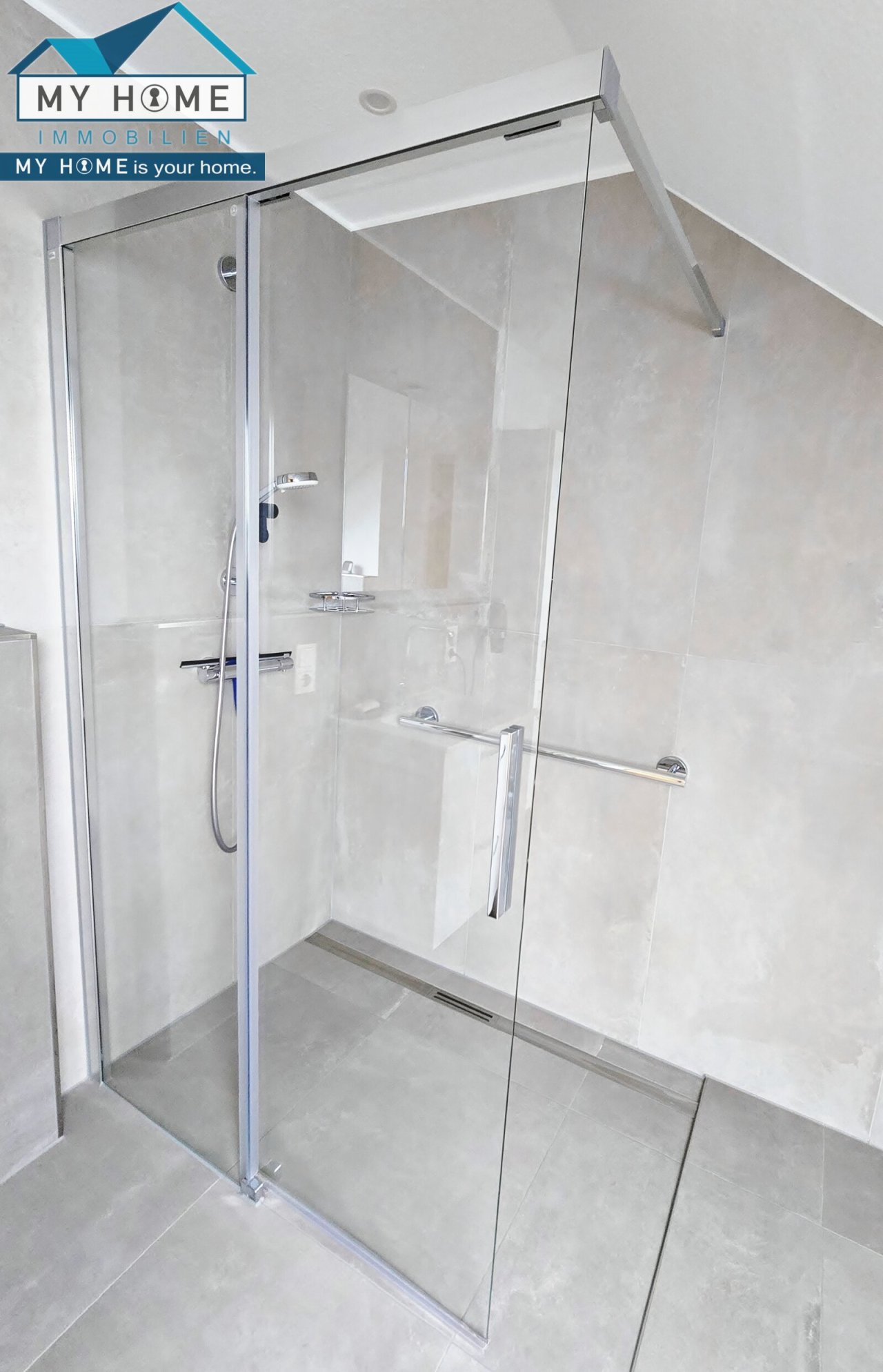  aufwendige Glasdusche bodengleich