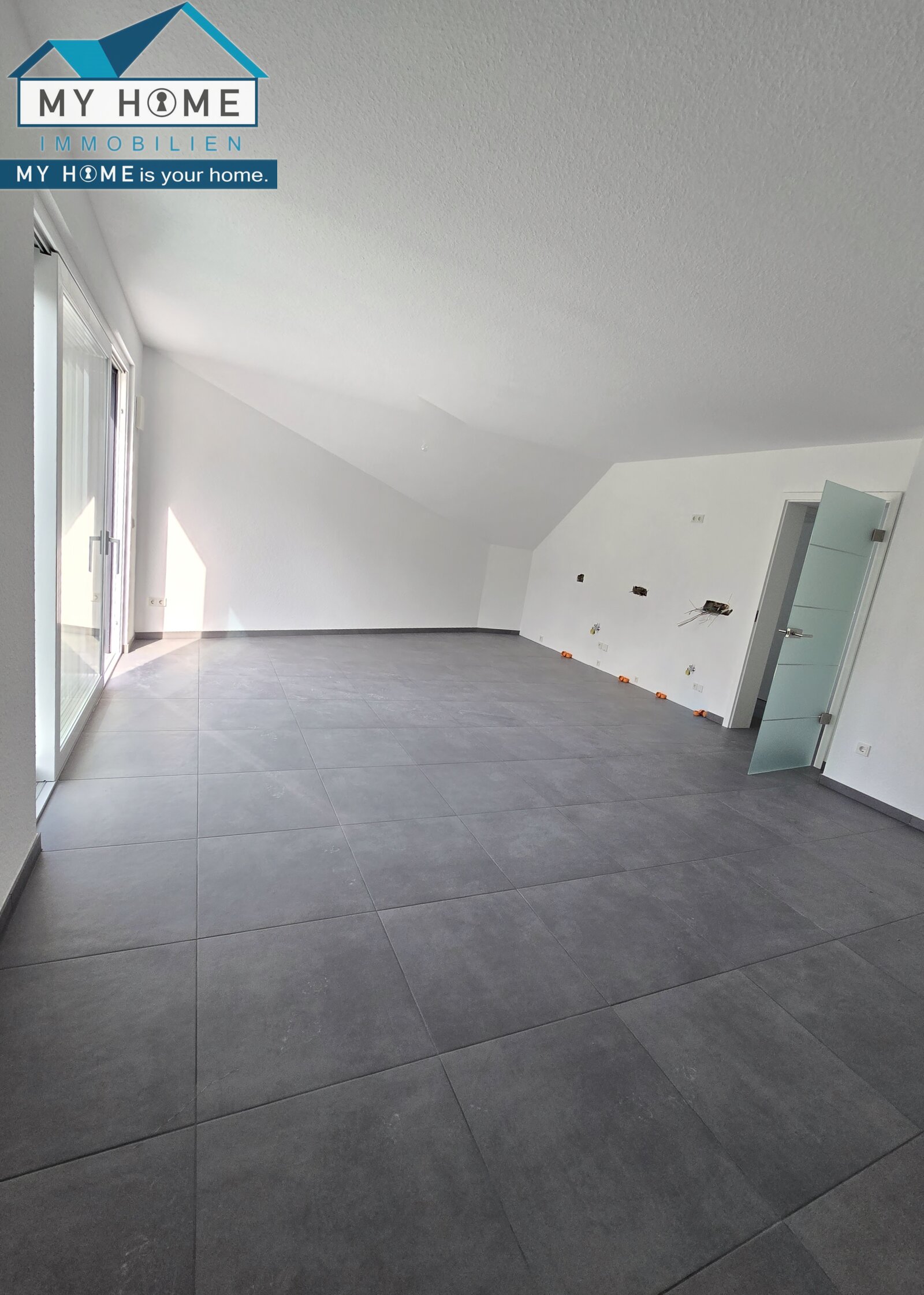 fast 40 m² Wohnen, Essen und offene Küche rechts hinten fast 40 m² Wohnen, Essen und offene Küche rechts hinten