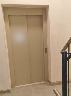 bequemer, großer Aufzug