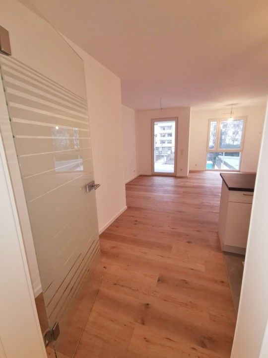 Blick Wohnen/Balkon/ Küche rechts