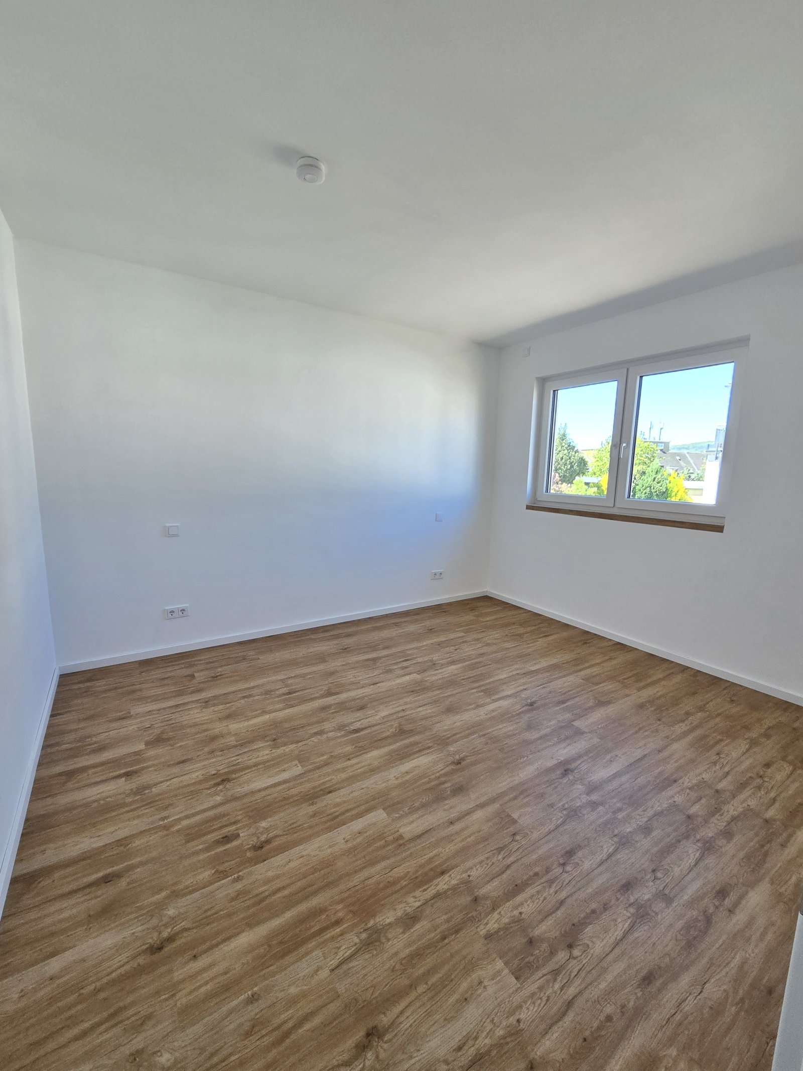 Blick in großes, helles Schlafzimmer Blick in großes, helles Schlafzimmer