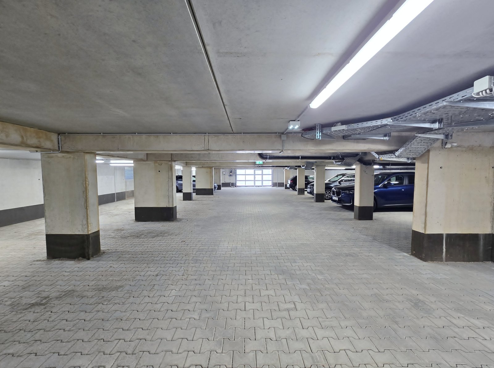 Tiefgarage mit Blick zum Tor Tiefgarage mit Blick zum Tor